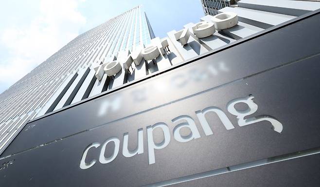 개인정보보호위원회는 11일 개인정보 유출이 발생한 쿠팡에 총과징금 6,246억 8,100만 원, 과태료 1,680만 원을 부과하고, 쿠팡 플필먼트 서비스의 개인정보처리 위반 등에 대해서는 과징금 2억 4,800만 원 부과 의결했다. 단일 개인정보 유출 사고에 내린 과징금 규모로는 역대 최대치다. 이날 오후 서울 송파구 쿠팡 본사의 모습. 뉴스1