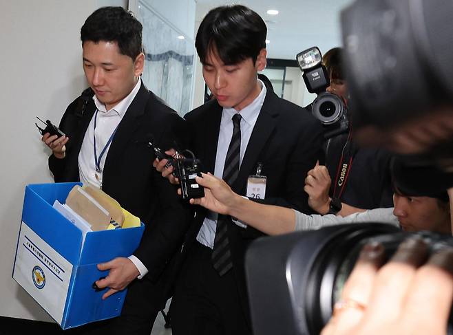 6·3 지방선거 투표용지 부족 사태 사건을 수사 중인 서울경찰청 광역범죄수사대가 11일 경기 과천시 중앙선거관리위원회 청사를 압수수색하고 있다. 정다빈 기자