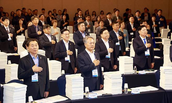 지난 9일 전남 영암군 호텔현대 바이라한목포에서 열린 전남광주통합특별시의회 당선의원 간담회에 참석한 당선의원들이 국기에 대해 경례를 하고 있다. 연합뉴스