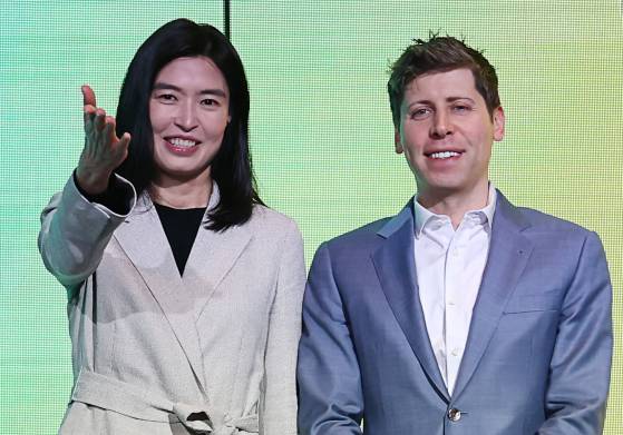 지난해 2월 정신아 카카오 대표가 샘 올트먼 오픈AI CEO와 서울 중구 더 플라자 호텔 서울에서 열린 기자간담회에서 기념 촬영을 하고 있다. 연합뉴스