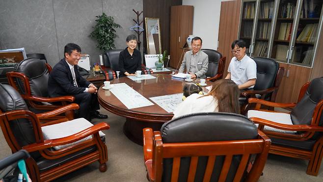 ▲ 지난달 양구군청에서 A양과 후원자인 주성호 성신엘리베이터 대표, 양구군 관계자들이 인사를 나누는 자리를 가졌다. 양구군 제공