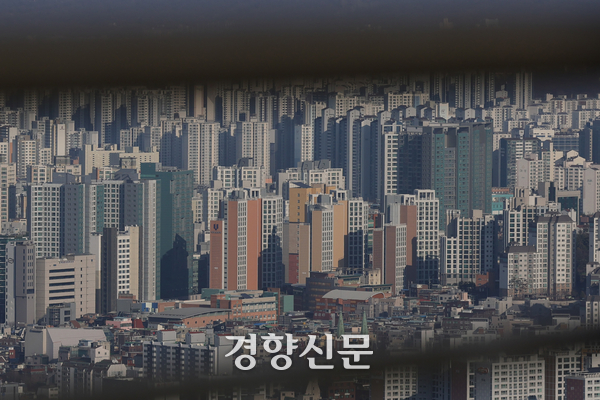 서울 중구 남산타워에서 바라본 서울 시내 아파트 단지의 모습. 정효진 기자