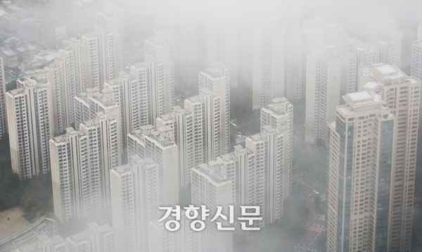 서울 송파구 롯데월드타워에서 바라 본 아파트의 모습. 권도현 기자