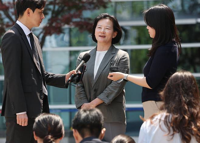 정유미 대전고검 검사가 11일 서울 서초구 서울행정법원에서 열린 인사명령 처분 취소 1심 선고 직후 기자단 질문에 답하고 있다. 연합뉴스
