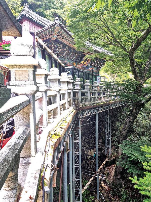 양산 천성산 미타암 대웅전 인근 통행로 하부가 급경사면 위에 철골 구조물로 지지를 받고 있다. 독자 제공
