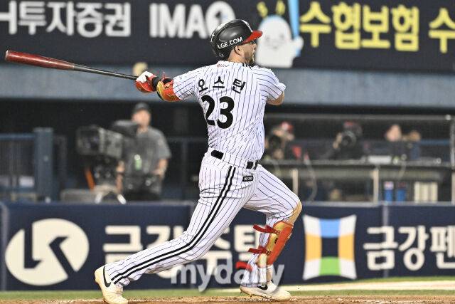 10일 오후 서울 잠실 야구장에서 진행된 '2026 프로야구 KBO리그' LG트윈스와 SSG랜더스의 경기. LG 오스틴이 5회말 1사 만루에서 만루홈런을 터뜨리고 있다./잠실 = 송일섭 기자