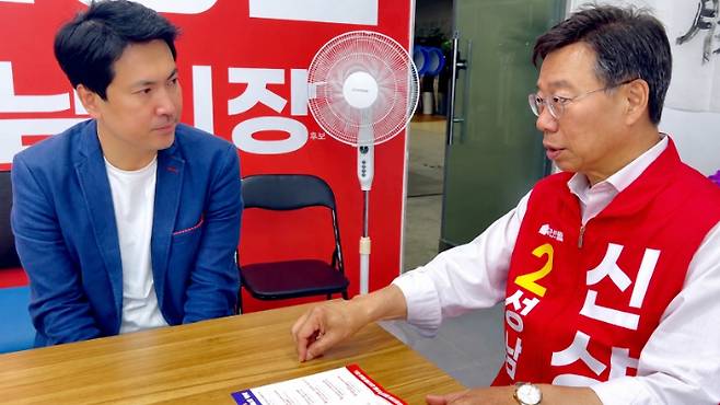신상진 성남시장이 지방선거 당시 선거사무소에서 분당재건축연합회 최우식 회장을 만나 분당신도시 재건축에 대해 이야기를 나누고 있다. 신상진 캠프 제공