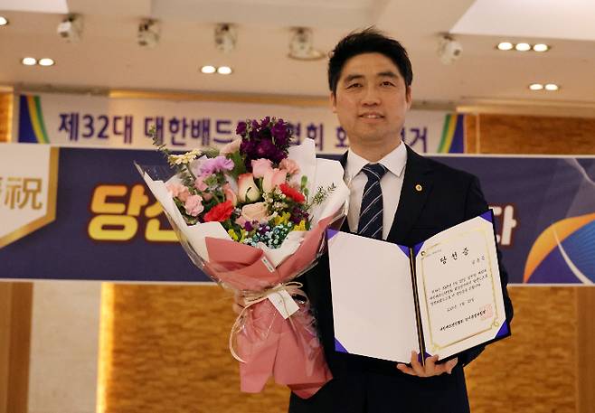 지난해 제32대 대한배드민턴협회 회장 선거에서 당선된 김동문 회장. 연합뉴스