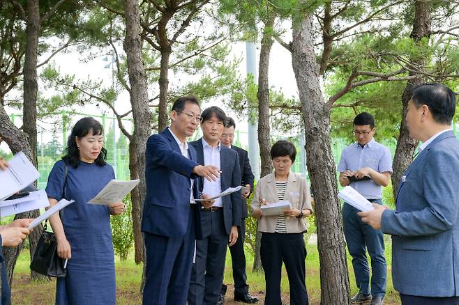 손훈모 순천시장 당선인과 민선 9기 인수위원들이 쓰레기 소각장 예정지를 방문해 사업 추진 현황을 점검하고 있다. 손훈모 당선인 인수위 제공