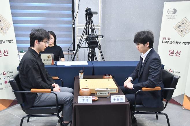 딩하오 vs 신진서(사진 오른쪽). 한국기원 제공