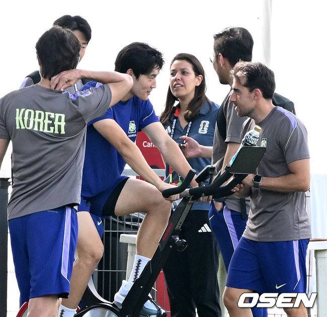 상태를 살피는 코칭스태프 향해 부드러운 미소로 화답