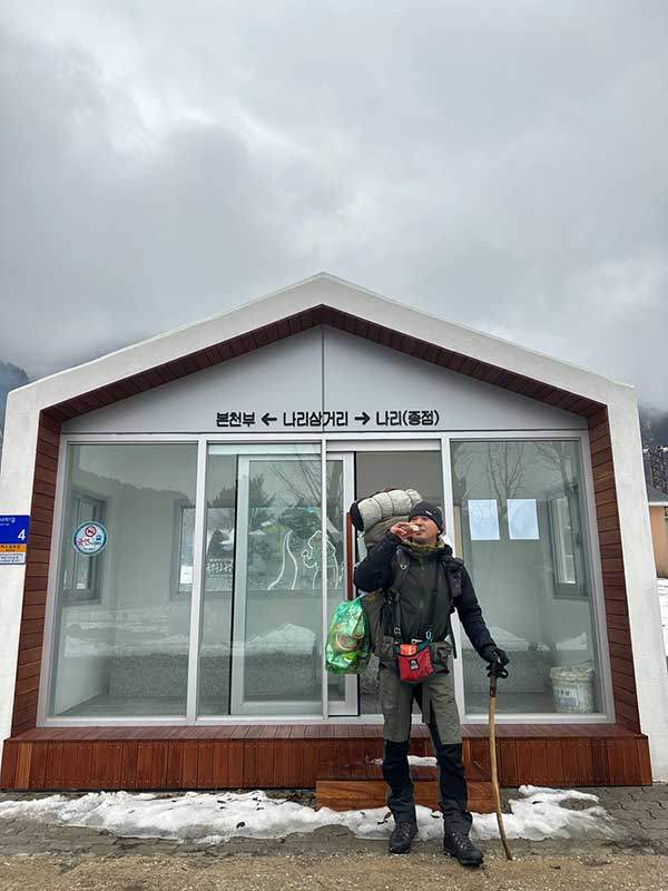 울릉도 나리분지 백패킹 후 버스를 기다리고 있다.