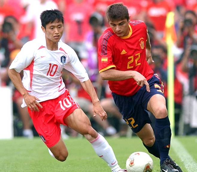 2002 한일 월드컵 스페인전에서 호아킨 산체스를 마크하는 이영표.
