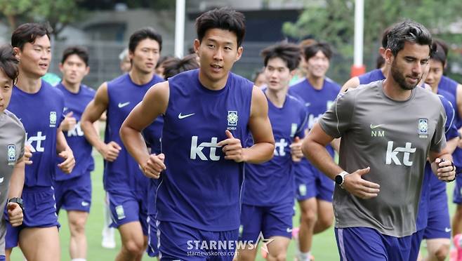 대한민국 국가대표팀 주장 손흥민(가운데)이 본격적인 훈련 전 러닝하고 있다. /사진=김진경 대기자