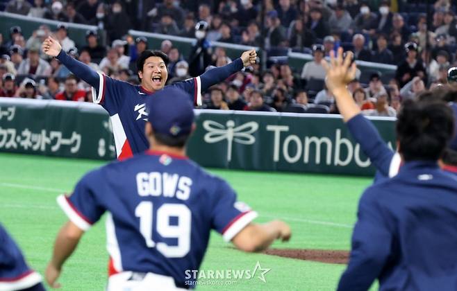 야구대표팀 문보경이 9일 도쿄돔에서 열린 2026 WBC 도쿄POOL 대한민국과 호주 경기 9회말 호주의 마지막 타자의 플라이를 직접 처리한 후 글러브를 던지며 환호하고 있다. 2026.03.08. /사진=강영조 선임기자