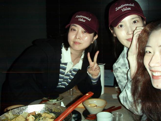왼쪽부터 전고운 감독, 아이유, 심달기