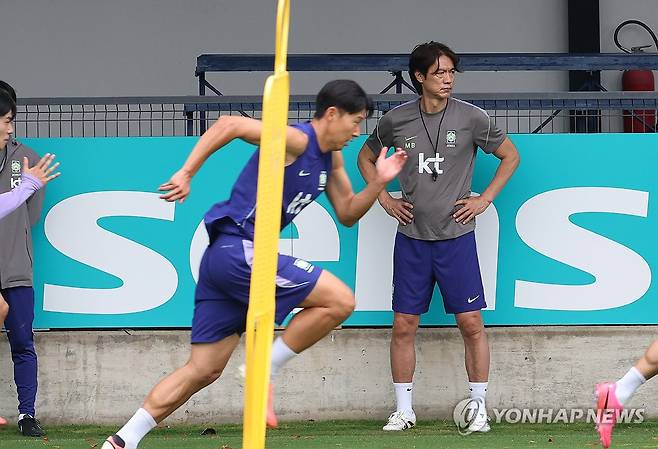 대한민국 축구 국가대표팀의 홍명보 감독이 9일(한국시간) 멕시코 과달라하라 인근 사포판의 치바스 바예 베르데 훈련장에서 열린 대표팀 훈련 도중 손흥민 등 선수들의 움직임을 지켜보고 있다. 한국은 12일 과달라하라의 화달라하라 스타디움에서 동유럽 체코와 이번 대회 첫 경기를 치른다. 한국은 체코와 월드컵에서 사상 처음으로 맞붙는다. 연합뉴스