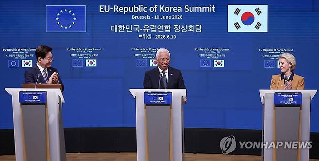 한-EU 공동언론발표, 박수치는 이재명 대통령 (브뤼셀=연합뉴스) 한상균 기자 = 이재명 대통령이 10일(현지시간) 벨기에 브뤼셀 EU이사회 본부에서 열린 공동언론발표에서 안토니우 코스타 EU 정상회의 상임의장의 발표가 끝난 뒤 우르즐라 폰데어라이엔 EU 집행위원장과 박수를 치고 있다. 2026.6.11 xyz@yna.co.kr