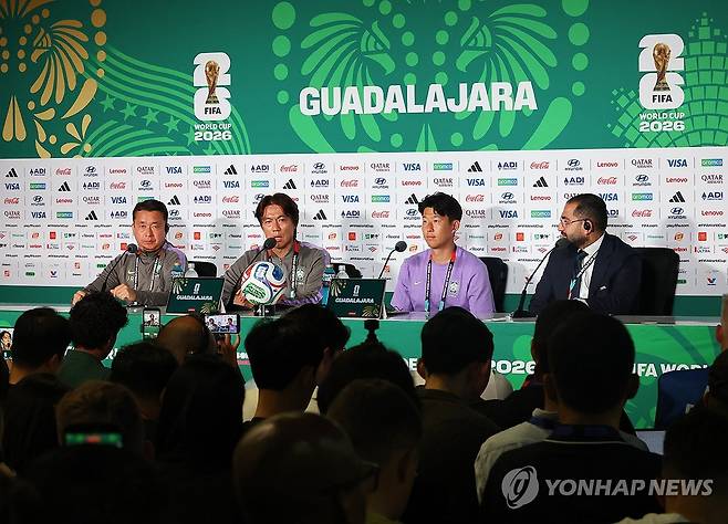 질문에 답하는 홍명보 감독 (과달라하라=연합뉴스) 최재구 기자 = 2026 피파 월드컵에 출전한 한국축구국가대표팀의 홍명보 감독이 체코와의 경기를 하루 앞둔 10일(현지시간) 멕시코 과달라하라 스타디움에서 열린 공식 기자회견에 손흥민과 함께 참석해 기자의 질문에 답하고 있다 2026.6.11 jjaeck9@yna.co.kr