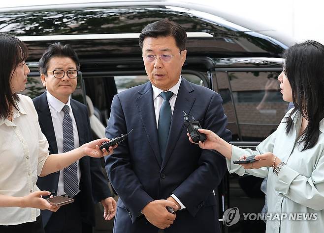 질문받는 홍장원 전 국정원 차장 (과천=연합뉴스) 김주형 기자 = 홍장원 전 국가정보원 1차장이 11일 '계엄 정당화 메시지 전달' 의혹과 관련해 피의자 신분으로 조사를 받기 위해 과천 권창영 2차 종합 특별검사팀으로 출석하며 취재진의 질문을 받고 있다. 2026.6.11 kjhpress@yna.co.kr