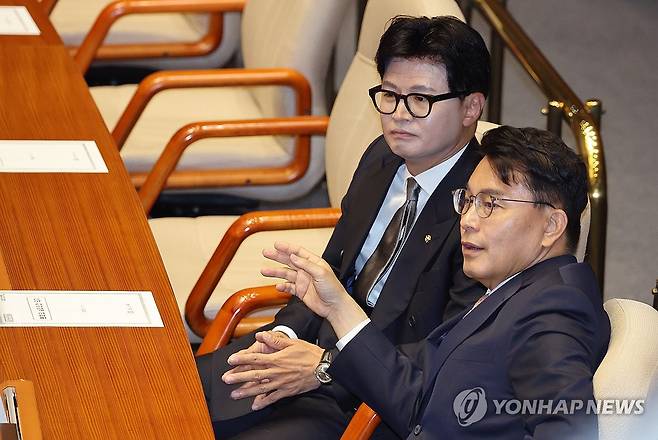 대화하는 윤상현·한동훈 (서울=연합뉴스) 이동해 기자 = 국민의힘 윤상현 의원과 무소속 한동훈 의원이 11일 국회에서 열린 제436회 국회(임시회) 2차 본회의에서 대화하고 있다. 2026.6.11 eastsea@yna.co.kr