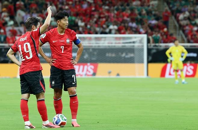 12일(한국 시간) 멕시코 과달라하라 스타디움에서 열린 '2026 북중미 월드컵' 조별리그 A조 대한민국과 체코의 경기에서 대한민국 손흥민과 이강인이 프리킥을 준비하고 있다. /뉴시스