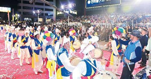 ◇천년 축제이자 유네스코 인류무형문화유산인 강릉단오제의 대표 콘텐츠 가운데 하나인 신통대길 길놀이(왼쪽)와 단오제의 서막을 알리는 국사성황제