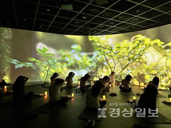 ▲ 지난 10일 울산박물관에서 '싱잉볼, 수요일의 뮤지엄 힐링' 참가자 16명이 치유 명상 프로그램을 체험하고 있다. 울산박물관 제공