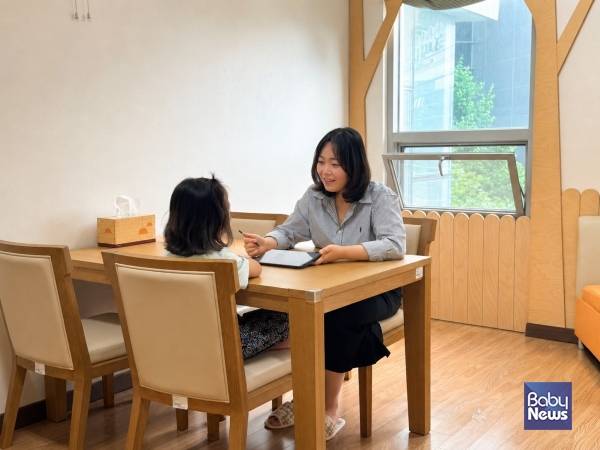 강북구육아종합지원센터에서 유아를 대상으로 그림 자료를 활용한 행복척도 검사를 진행하고 있다. ⓒ강북구육아종합지원센터
