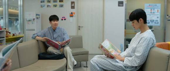 넷플릭스 드라마 ‘참교육’ 8화에서 봉근대 사무관과 정현민 군이 그림책을 읽고 있는 모습(사진=넷플릭스).