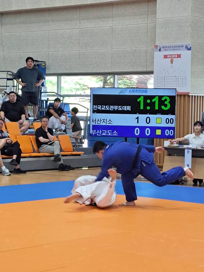 12일 충북 진천 법무연수원에서 제55회 전국 교도관 무도대회가 열렸다. 서산지소와 부산교도소가 유도 경기를 하고 있는 모습(사진=법무부)