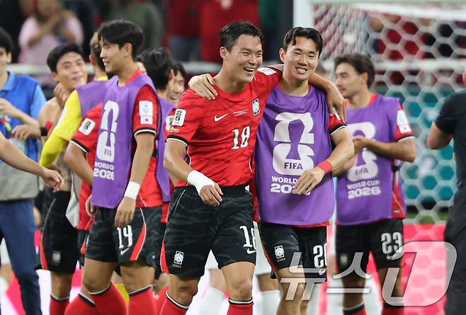 오현규를 비롯한 대한민국 축구대표팀 선수들이 11일(현지시간) 멕시코 할리스코주 사포판 과달라하라 스타디움에서 열린 2026 북중미 월드컵 A조 조별리그 1차전 대한민국과 체코의 경기를 2대1로 승리 후 기뻐하고 있다. 2026.6.12 ⓒ 뉴스1 박지혜 기자