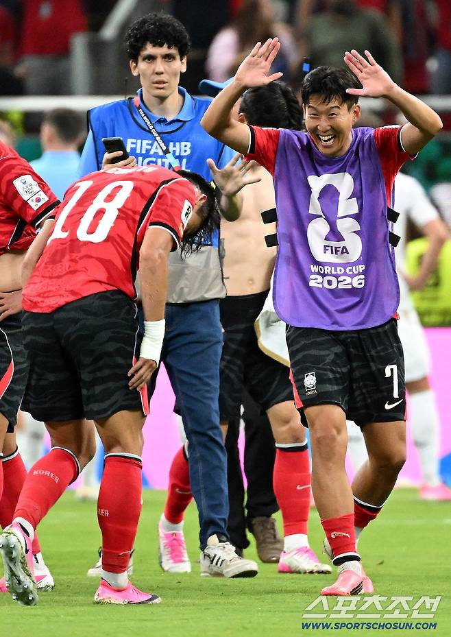 12일(한국시각) 멕시코 과달라하라 사포판의 에스타디오 과달라하라에서 열린 2026 북중미월드컵 대한민국과 체코의 경기. 대한민국이 2대1로 승리했다. 손흥민과 오현규가 기쁨을 나누고 있다. 사포판(멕시코)=허상욱 기자wook@sportschosun.com/2026.06.12/