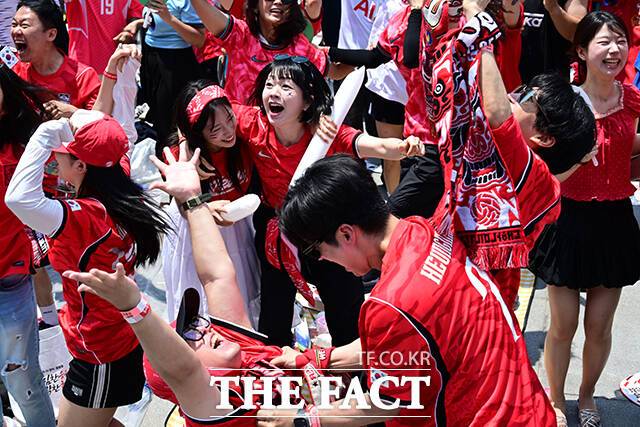 12일 대한민국 축구 대표팀이 2026 국제축구연맹(FIFA) 북중미월드컵 조별리그 A조 1차전 체코를 2:1 역전승으로 꺾은 가운데 서울 종로구 광화문광장에서 시민들이 환호하고 있다. /남윤호 기자