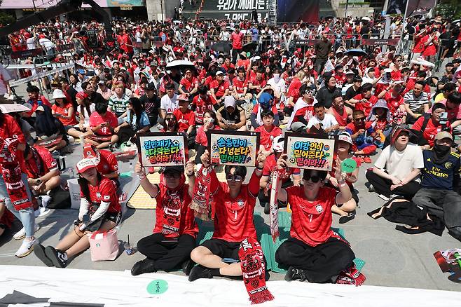 2026 북중미 월드컵 조별리그 A조 한국과 체코의 경기가 열린 12일 종로구 광화문광장에서 설치된 축구 거리응원 무대에서 시민들이 응원하고 있다. /연합뉴스