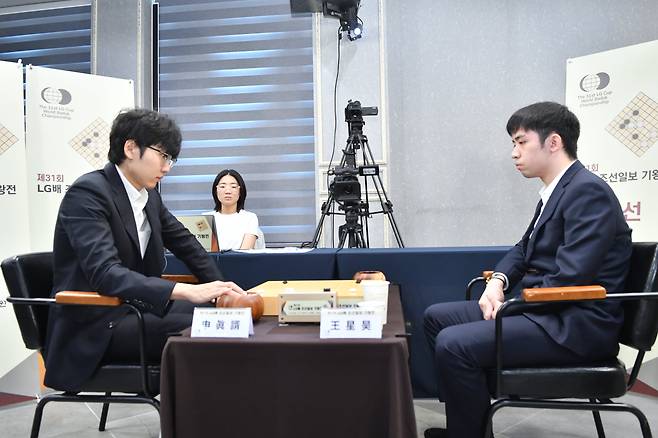 신진서(왼쪽) 9단이 12일 전북 전주에서 열린 제31회 LG배 조선일보 기왕전 4강에서 왕싱하오 9단을 상대하고 있다. /한국기원