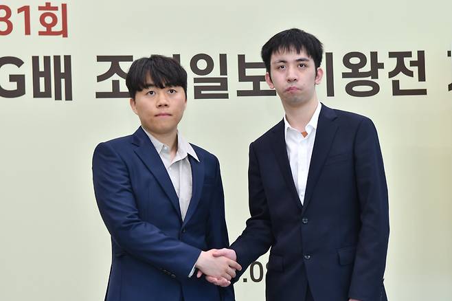 12일 전북 전주에서 열린 제31회 LG배 조선일보 기왕전 결승에 진출한 신민준(왼쪽)과 왕싱하오. /한국기원