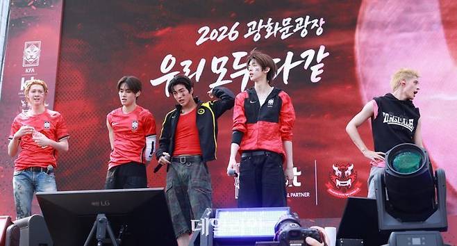 2026 FIFA 북중미 월드컵 거리 응원이 12일 서울 광화문 광장에서 진행되고 있다. 축하공연에 나선 그룹 코르티스가 무대를 마치고 숨을 고르고 있다. ⓒ데일리안 방규현 기자