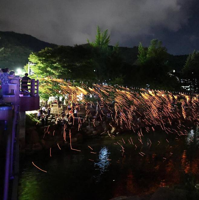전북 무주군 안성면을 찾은 관람객들이 전북 무형유산인 ‘무주 안성 낙화놀이’를 관람하고 있다. 전북도 제공