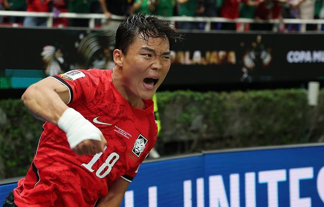 대한민국 축구국가대표팀 오현규가 11일(현지시간) 멕시코 할리스코주 사포판 과달라하라 스타디움에서 열린 2026 북중미 월드컵 A조 조별리그 1차전 대한민국과 체코 경기에서 역전골을 넣고 환호하고 있다. 이날 경기는 대한민국 체코를 상대로 2-1로 승리했다. 2026.6.12 ⓒ 뉴스1