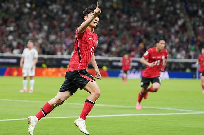 South Korea's Hwang In-beom celebrates after scoring his team's first goal during the World Cup Group A soccer match between South Korea and Czechia in Zapopan, near Guadalajara, Mexico, Thursday, June 11, 2026. (AP Photo/Matias Delacroix) /뉴시스/AP /사진=뉴시스 외신화상