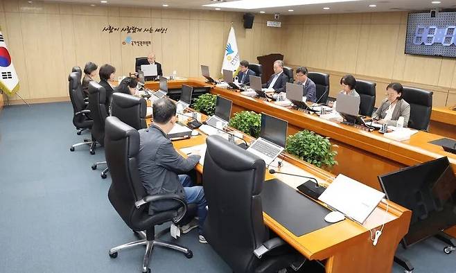 안창호 국가인원위원장이 지난 4월13일 오후 서울 중구 국가인권위원회에서 열린 전원위원회에 참석하고 있다. 인권위는 이날 전원위에서 북한군 포로 입국 권고안을 심의했다. 백소아 기자 thanks@hani.co.kr