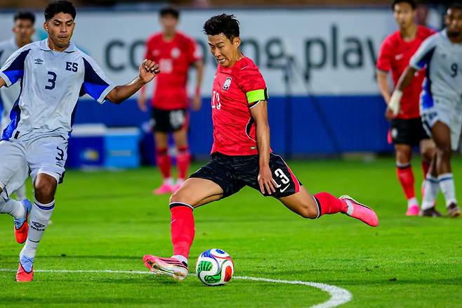 손흥민 선수가 3일 미국 유타주 프로보 브리검영대 사우스필드에서 열린 축구 국가대표팀 평가전 엘살바도르와의 경기 중 슛을 시도하고 있다. AP 뉴시스