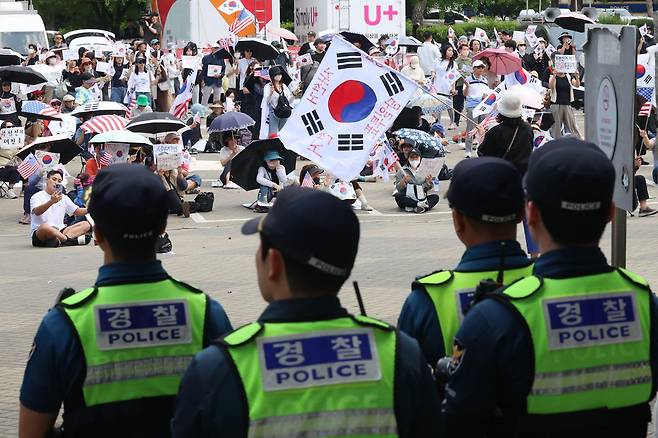 6·3 지방선거 투표용지 부족 사태를 규탄하는 시위대가 10일 서울 송파구 올림픽공원 핸드볼경기장 앞에서 재선거를 요구하며 구호를 외치고 있다. 뉴시스