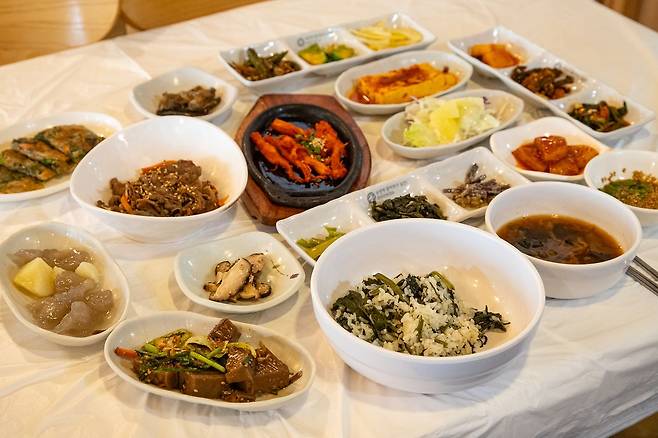 아우라지의 유서 깊은 식당 ‘옥산장’의 곤드레밥 한정식.