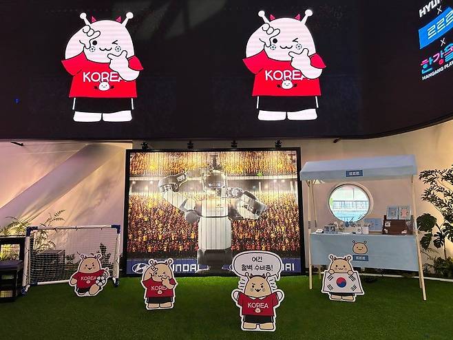 현대차는 12일~14일, 26일~28일 6일간 서울 뚝섬한강공원 한강플플에서 2026 북중미 월드컵을 즐기는 '르르르' 캐릭터를 활용한 시민 참여 행사를 연다. 사진 현대차그룹