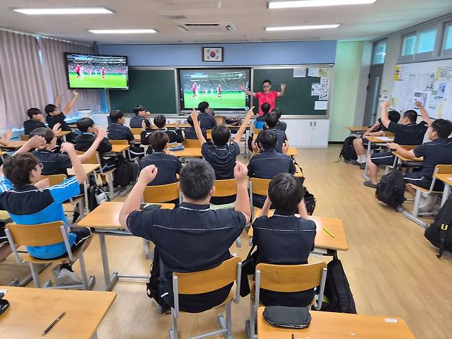 12일 오전 인천 인하부중 학생들이 박세민 교사의 구호에 맞춰 대한민국을 외치고 있다. 변민철 기자