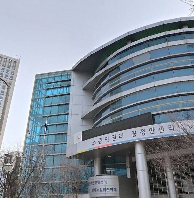 지난 10일 오후 SNS를 통해 대구 중구 선거관리위원회 건물 내부에서 골프스윙 연습을 하는 모습이 포착돼 해당 영상이 SNS 등에 퍼지고 있다. 사진 SNS 캡처