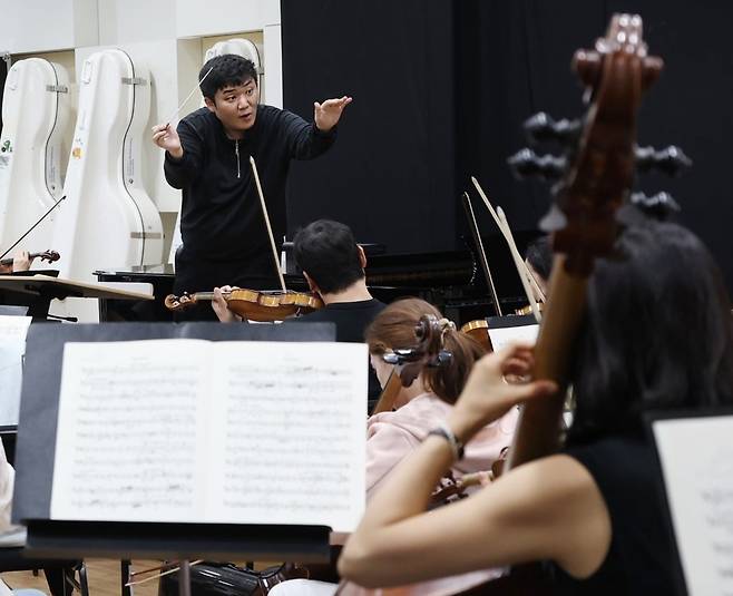 지난 9일 경기도 수원시 인계동 경기아트센터에서 지휘자 윤한결이 경기필하모닉오케스트라와 리허설을 하고 있다. 사진=이솔 기자