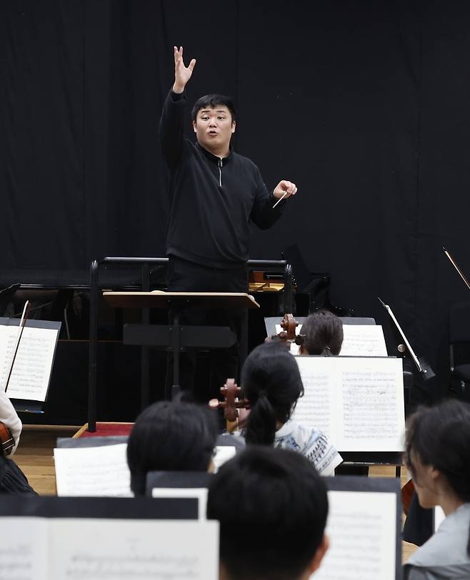 지난 9일 경기도 수원시 인계동 경기아트센터에서 열린 경기필하모닉 리허설에서 윤한결 지휘자가 지휘하고 있다. 사진=이솔 기자